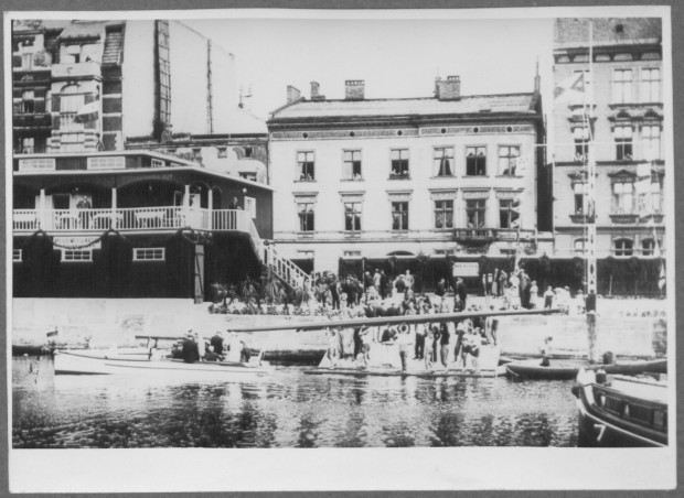 Wodowanie jednej z łodzi przy przystaniu klubowej na Dolnym Mieście, najpewniej 1937 r. Ze zbiorów PAN Biblioteki Gdańskiej.