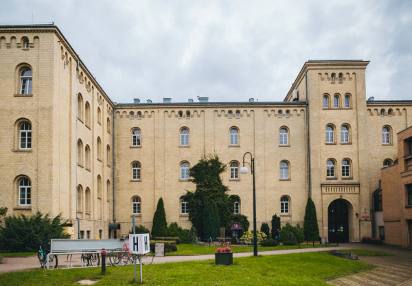 Powołana 25 września 1947 r. Państwowa Szkoła Muzyczna w Gdańsku swoja pierwszą siedzibę miała w Sopocie, w willi przy ul. Puławskiego. Minęły lata, kiedy uczelnia zadomowiła się w Gdańsku, przy ul. Łąkowej, gdzie funkcjonuje do dziś. 