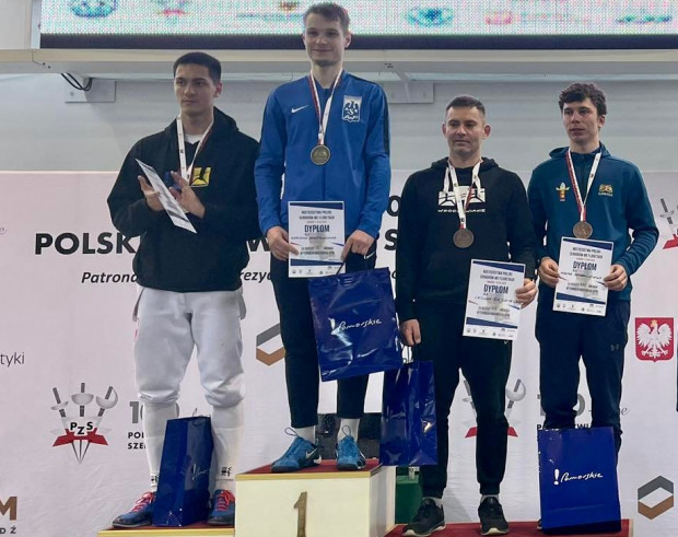Medaliści turnieju indywidualnego mistrzostw Polski florecistów. Pierwszy z prawej Adam Podralski (AZS AWFiS Gdańsk).
