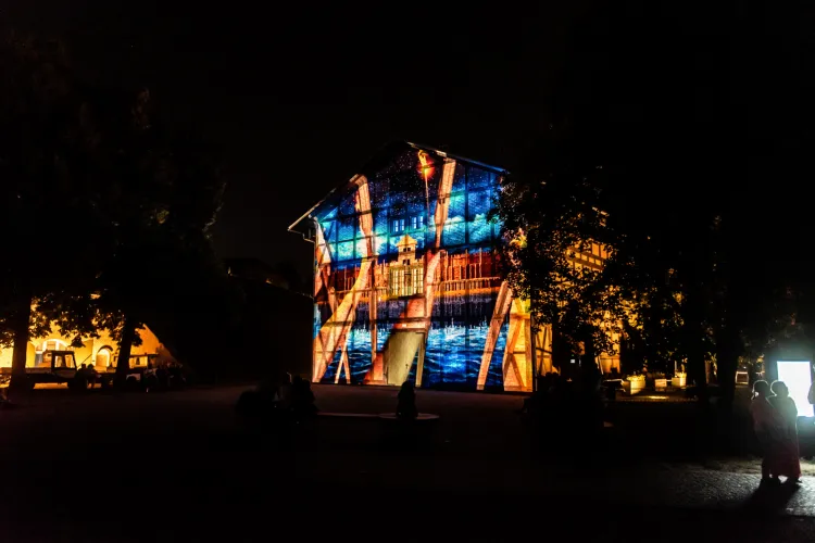 Festiwal światła to wydarzenie otwarte na każdego. Na dzieci, rodziców, studentów, emerytów i wszystkich pomiędzy, na miłośników sztuki, nauki, technologii i zagadek. Zdjęcie z Nocnego Podglądania Wszechświata w Hevelianum w sierpniu 2020 r.