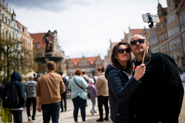 Dla wielu mieszkańców Trójmiasta spacer Traktem Królewskim to banał. Turyście nie wyobrażają sobie natomiast wakacji bez selfie z Neptunem. 