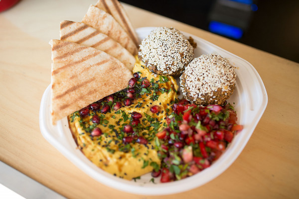 W daniach z hummusem specjalizuje się Hummusland, serwujący izraelski street food.