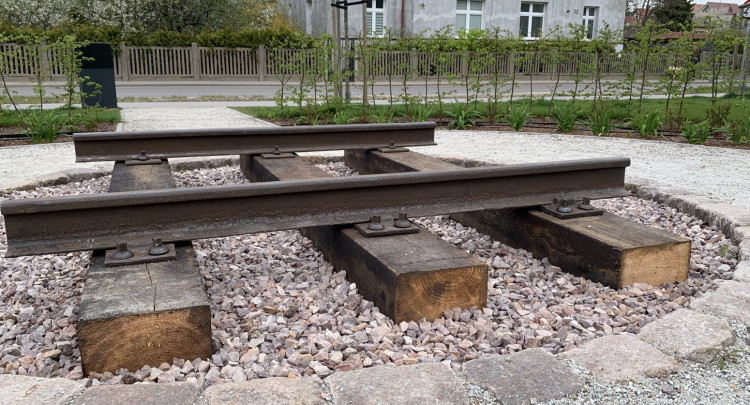 Fragment nawierzchni torowej w parku wykonano na wzór linii kolejowej z 1921 roku.