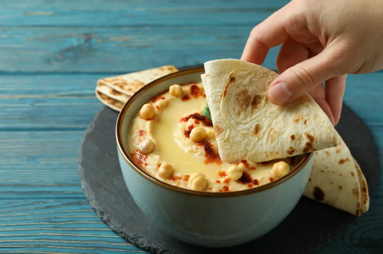 13 maja obchodzimy Międzynarodowy Dzień Hummusu, może więc warto skosztować tej niezwykle popularnej pasty? W Trójmieście zjemy to danie w wielu miejscach.