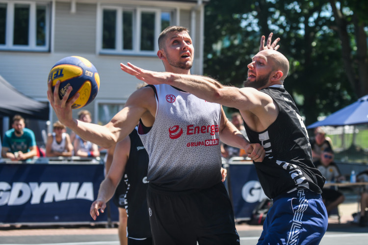 W turnieju Gdynia 3x3 każdy może zmierzyć się z profesjonalnymi koszykarzami, a nawet olimpijczykami. Na zdjęciu z rozgrywek w 2021 roku - Przemysław Zamojski. 