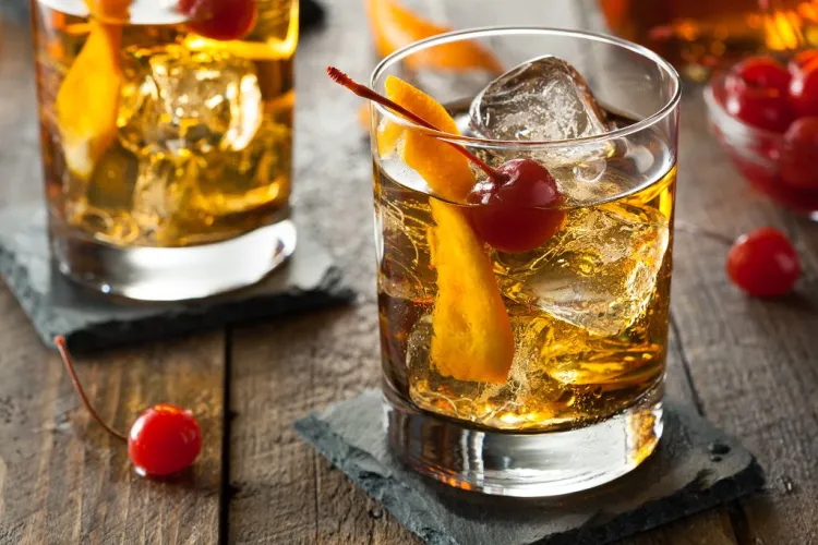 Old Fashioned to klasyk, którego historia sięga końcówki XIX wieku. Wytrawny koktajl na bazie whisky lub bourbonu z dodatkiem niewielkiej ilości cukru oraz angostury i wody sodowej. Podawany zazwyczaj z dużą kostką lodu, która rozpuszcza się wolniej, ale szybciej schładza całość.