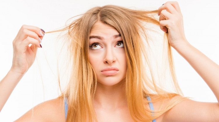 Problem suchych włosów dotyka dużą liczbę kobiet. Uszkodzenia włosów mogą być spowodowane nadmierną stylizacją, narażeniem na działanie czynników atmosferycznych i złymi nawykami pielęgnacyjnymi. 