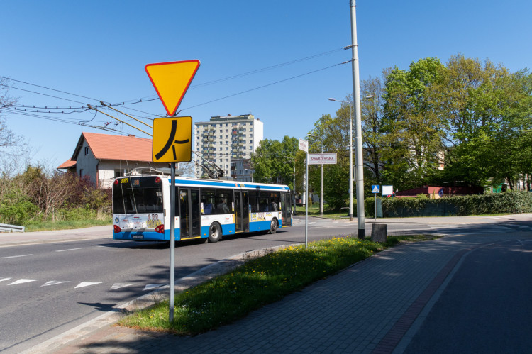 Skrzyżowanie ulic Swarzewska, Kartuska i Jaskółcza jest oznaczone znakami. Zdaniem mieszkańców brakuje tam znaku "stop" na wyjeździe z ul. Swarzewskiej.