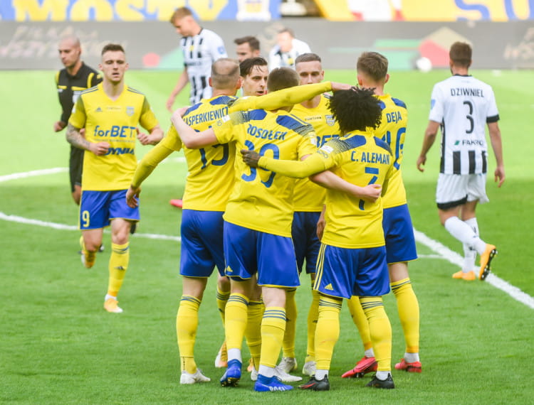 Tak cieszyli się piłkarze Arki Gdynia, gdy 19 maja 2021 roku pokonali Sandecję Nowy Sącz 3:0. Czy niewiele ponad rok później poza radością ze zwycięstwa będzie też radość z awansu do ekstraklasy?