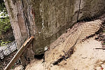 Lisia nora pod schodami w Sopocie przeznaczonymi do remomtu.