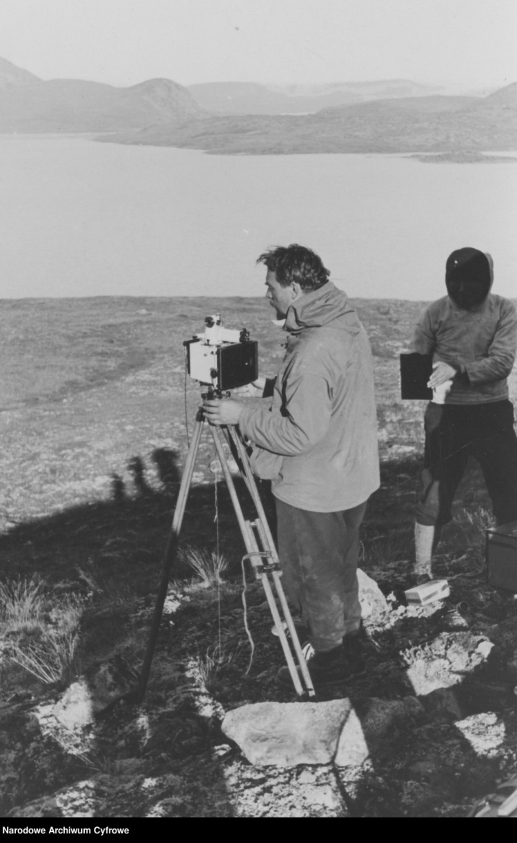 Kartograf polskiej ekspedycji na Grenlandię, Antoni Rogala-Zawadzki, podczas dokonywania pomiarów. 