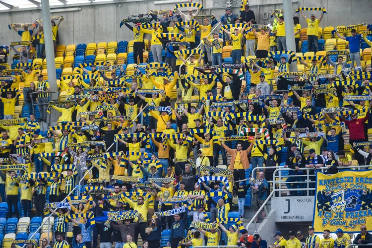 Arka Gdynia liczy, że na mecz z Sandecją Nowy Sącz przyjdzie ponad 10 tysięcy kibiców. Jednak według już obecnych danych ze sprzedaży biletów wynika, że będzie to najlepsza frekwencja od derbów Trójmiasta z 20 października 2019 roku.