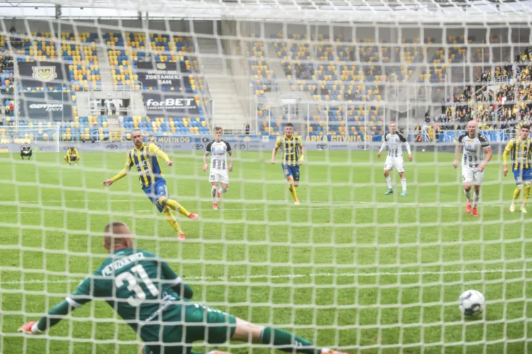 Mateusz Żebrowski strzela 62. gola dla Arki Gdynia w tym sezonie Fortuna 1. Ligi. Tym samym pobity został klubowy rekord sprzed 14 lat. 