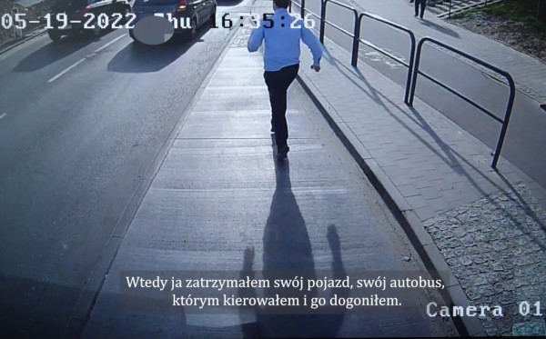 Na nagraniu z monitoringu widać moment zatrzymania pijanego strażnika miejskiego przez kierowcę autobusu.