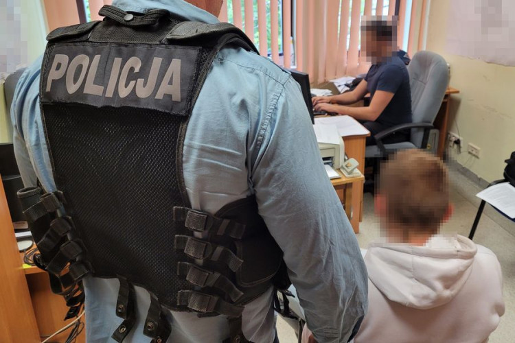Zatrzymani mężczyźni w komendzie miejskiej policji w Sopocie.