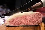 Wołowinę wagyu pochodzącą z Kobe wyróżnia niespotykana marmurkowatość i smak. Uzyskuje się je dzięki wyjątkowemu  sposobowi hodowli bydła, które ma specjalną dietę oraz jest codziennie masowane przez hodowców.