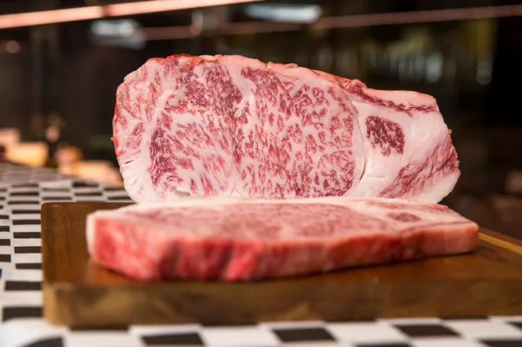 Wołowinę wagyu pochodzącą z Kobe wyróżnia niespotykana marmurkowatość i smak. Uzyskuje się je dzięki wyjątkowemu  sposobowi hodowli bydła, które ma specjalną dietę oraz jest codziennie masowane przez hodowców.