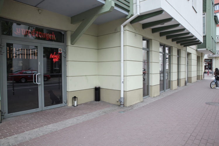 Restauracja u Wędzonych mieści się w Sopocie przy ul. Grunwaldzkiej.