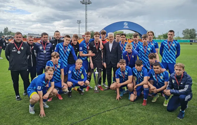 Arka Gdynia - zespół, który sięgnął po wicemistrzostwo Polski w Centralnej Lidze Juniorów w sezonie 2021/22.