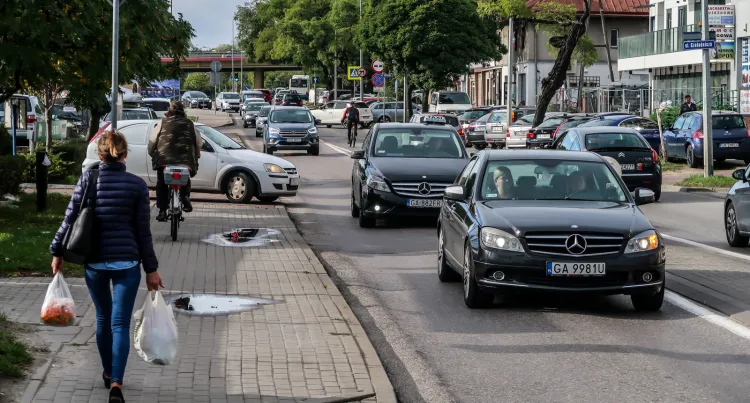 Po przebudowie ul. Unruga będzie szersza i wygodniejsza dla wszystkich: pieszych, rowerzystów i kierowców.