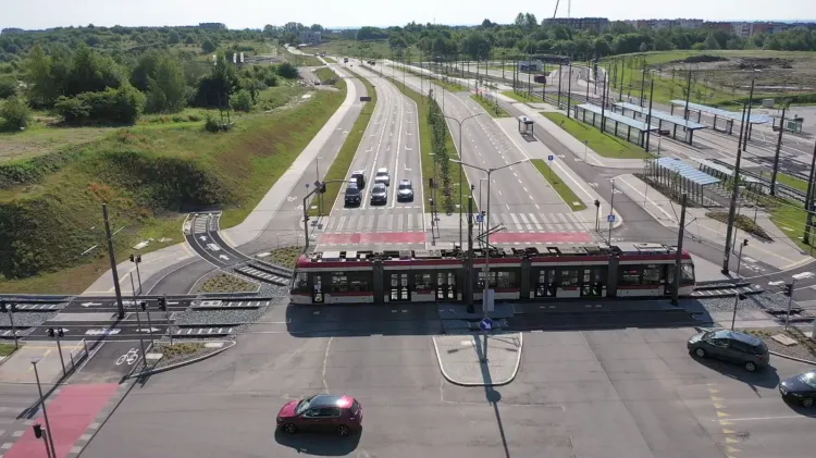 Na otwartej dwa lata temu nowej trasie tramwajowej w ciągu al. Adamowicza nie ma ani jednego biletomatu i nie ma w planach ich montażu. 