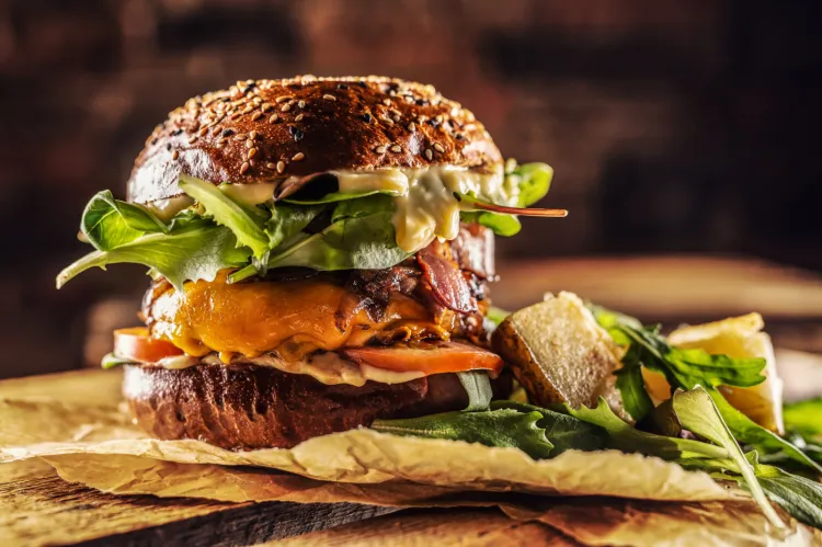 Propozycje trójmiejskich burgerowni coraz rzadziej przypominają swój fast foodowy pierwowzór. Dziś burgery robi się z wysokiej jakości mięs oraz w wielu "zdrowych" wariantach. Niemniej wciąż najpopularniejszą propozycją jest "klasyk" z wołowiną. 