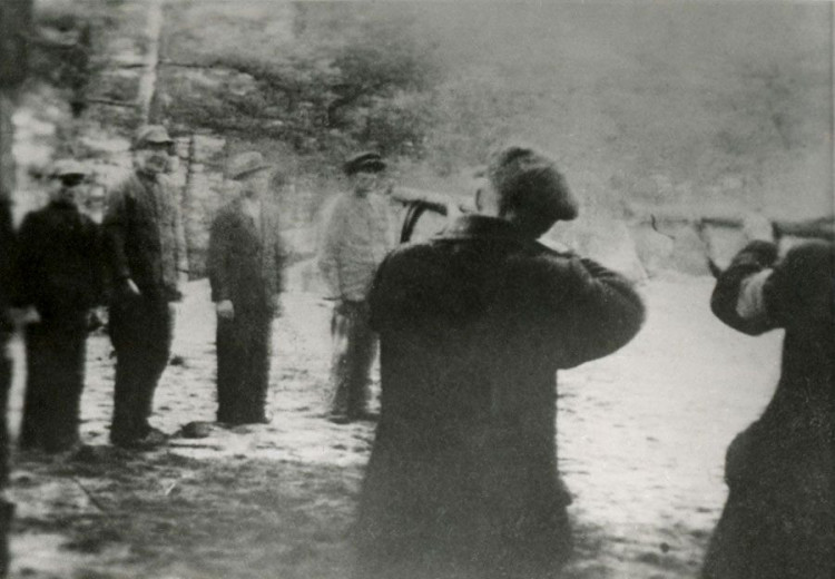 Zdjęcie egzekucji dokonywanej przez członków Selbstschutzu w Piaśnicy wykonane przez Waldemara Englera z Wejherowa, który też był esesmanem. 
