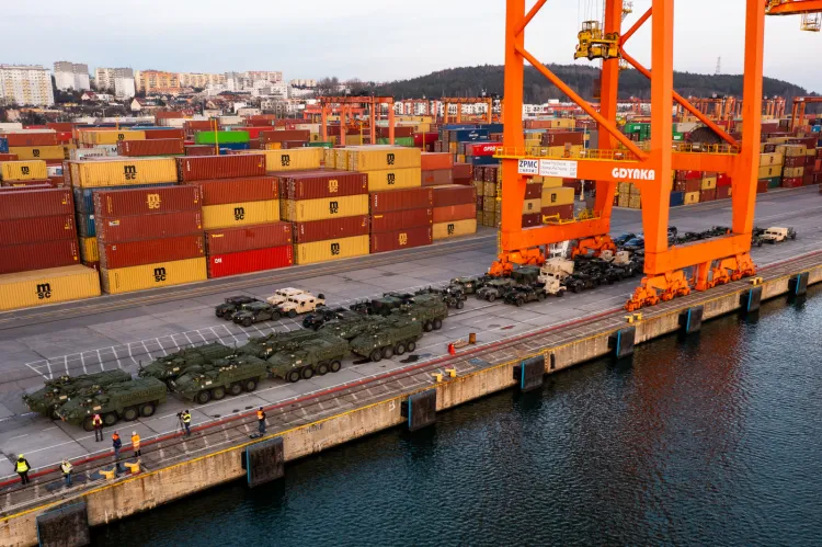 BCT obsługuje kilka stałych połączeń kontenerowych, od trzech lat ma też kontrakt bezpośrednio z armią amerykańską na przeładunki dla wojska.