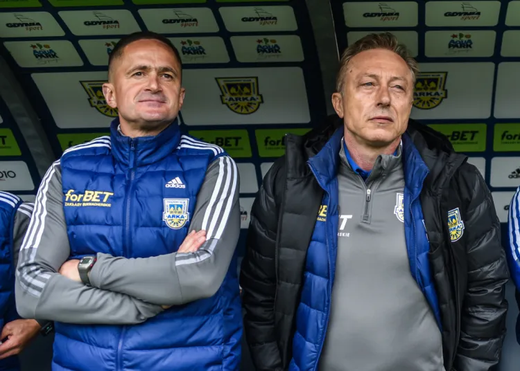 Arka Gdynia przedłużyła kontrakty z trenerem i asystentem. Ryszard Tarasiewicz (z prawej) i Tomasz Wolak (z lewej) podpisali umowy do 30 czerwca 2023 roku.