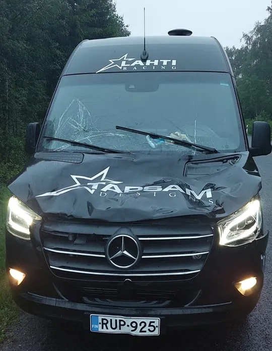 Tak wyglądał bus Timo Lahtiego po wypadku.