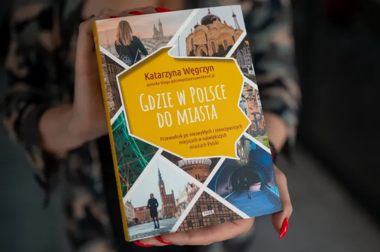 "Gdzie w Polsce do miasta" to książka zawierająca ciekawostki i pomysły na wycieczki po największych miastach Polski. Znajdziecie w niej plany z atrakcjami zaznaczonymi tak, by przypadkiem nie przegapić wartych zobaczenia, a leżących koło siebie miejsc. Opisane zostały w niej nietuzinkowe muzea, parki, punkty widokowe i atrakcje, które warto odwiedzić z dziećmi, a także najlepsze restauracje i miejsca noclegowe oraz instaspoty - miejsca, w których warto zrobić sobie zdjęcie.