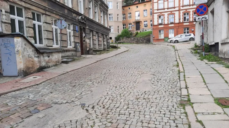 Ulice Biskupia, Na Stoku i Salwator wymagają remontu. To malowniczy, ale zaniedbany zakątek w centrum Gdańska.