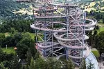 Świeradów-Zdrój w ostatnim czasie zasłynął wieżą widokową Sky Walk. Sama miejscowość jest niezwykle urokliwa i warto w niej zobaczyć dom zdrojowy, dawne kopalnie, a po drodze, mijając zakręt śmierci, zahaczyć o grób ducha gór. To jedna z ulubionych miejscowości Kasi w Polsce.
