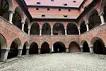 Jednym z polecanych przez Kasię miejsc na Warmii jest zamek Biskupów w Lidzbarku Warmińskim. - To ewenement, bo XIV-wieczna budowla przetrwała od dziś, od samych piwnic po dach. Większości naszych zamków nie był dany taki los. Na miejscu można podziwiać liczne freski, jedyne zachowane w Polsce dwupoziomowe krużganki, chodzić po oryginalnej posadzce i zobaczyć loch, w którym konali więźniowie. Bez problemu można sobie wyobrazić, jak to funkcjonowało w czasach świetności - zachęca Kasia.
