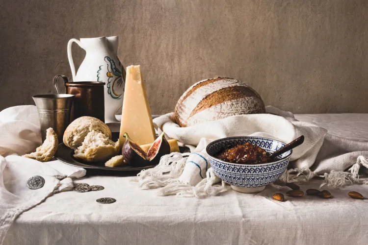 W albumie kulinarnym "Smaki Gdańska" zamieszczono setkę przepisów na dania, jakie przygotowywali dawni gdańszczanie. Przepisy dostosowano do dostępnych dziś składników, natomiast zilustrowano je zdjęciami nawiązującymi stylistyką do XVII- i XVIII-wiecznych martwych natur.
