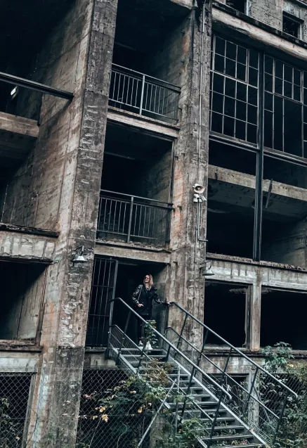 - Exploseum to dawna tajna hitlerowska fabryka zbrojeniowa, która stała się najciekawszą industrialną atrakcją turystyczną w Bydgoszczy. Nad instalacją pracowało ok. 4 tys. przymusowych pracowników, część z nich to jeńcy rosyjscy, angielscy, francuscy, włoscy i jugosłowiańscy oraz więźniowie polscy. Do dziś nie odnaleziono jeszcze wszystkich zbiorowych mogił robotników. System podziemnych tuneli pod DAG łącznie ma długość około 2 km, na różnych głębokościach. Dla mnie to jedna z najlepszych atrakcji w Bydgoszczy - mówi Kasia.