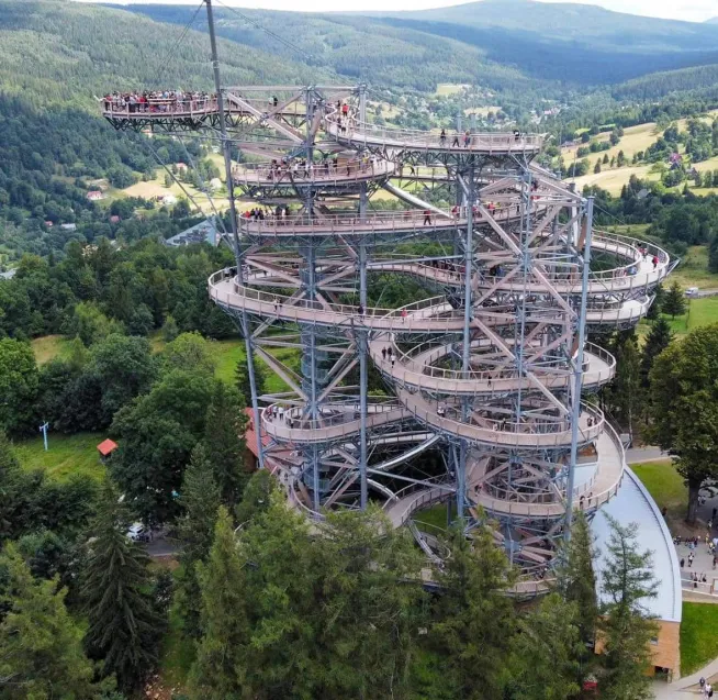 Świeradów-Zdrój w ostatnim czasie zasłynął wieżą widokową Sky Walk. Sama miejscowość jest niezwykle urokliwa i warto w niej zobaczyć dom zdrojowy, dawne kopalnie, a po drodze, mijając zakręt śmierci, zahaczyć o grób ducha gór. To jedna z ulubionych miejscowości Kasi w Polsce.