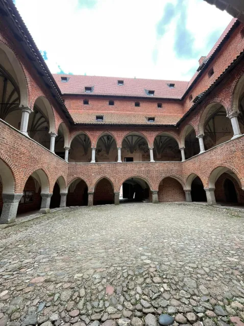 Jednym z polecanych przez Kasię miejsc na Warmii jest zamek Biskupów w Lidzbarku Warmińskim. - To ewenement, bo XIV-wieczna budowla przetrwała od dziś, od samych piwnic po dach. Większości naszych zamków nie był dany taki los. Na miejscu można podziwiać liczne freski, jedyne zachowane w Polsce dwupoziomowe krużganki, chodzić po oryginalnej posadzce i zobaczyć loch, w którym konali więźniowie. Bez problemu można sobie wyobrazić, jak to funkcjonowało w czasach świetności - zachęca Kasia.