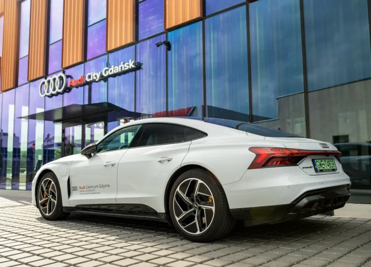 Dealer zachęca do odwiedzin showroomu i jazd testowych elektrycznymi modelami Audi. 