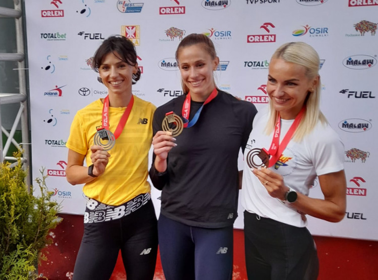 Aniołki Matusińskiego, czyli trzy najlepsze lekkoatletki w biegu na 400 metrów w 98. mistrzostwach Polski. Od lewej: Anna Kiełbasińska, Natalia Kaczmarek, Justyna Święty-Ersetic.