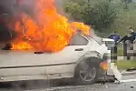 Po wypadku na alei Armii Krajowej samochód stanął w płomieniach.