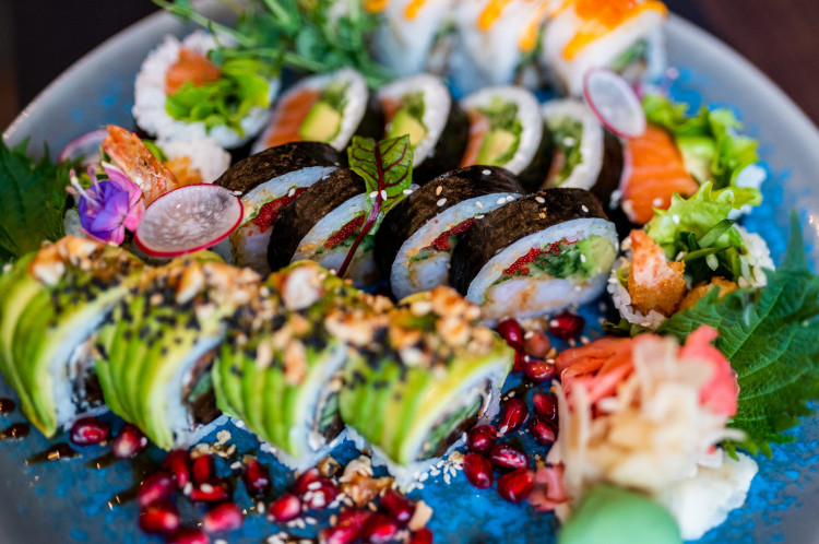 Polacy kochają sushi. Popularność tego typu restauracji jest wciąż bardzo duża. Najlepszym dowodem na to są otwarcia kolejnych "susharni". A jak to wygląda cenowo?