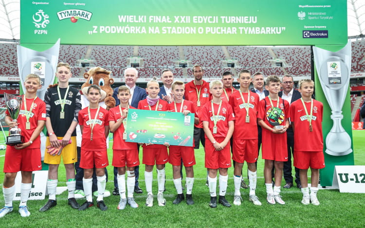 Szkoła Podstawowa nr 5 z Gdańska - zwycięska drużyna ogólnopolskiego turnieju "Z Podwórka na Stadion o Puchar Tymbarku" w kategorii chłopców do lat 12.