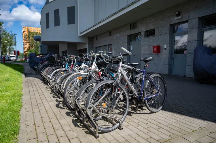 Przymorze. Monitorowany parking dla rowerów pod budynkiem sprzed kilku lat zawsze jest pełen jednośladów.