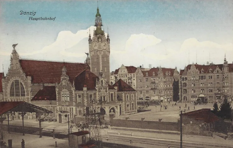 Dworzec główny w Gdańsku na fotografii z 1916 r. Żadna z widocznych w tle kamienic nie istnieje.