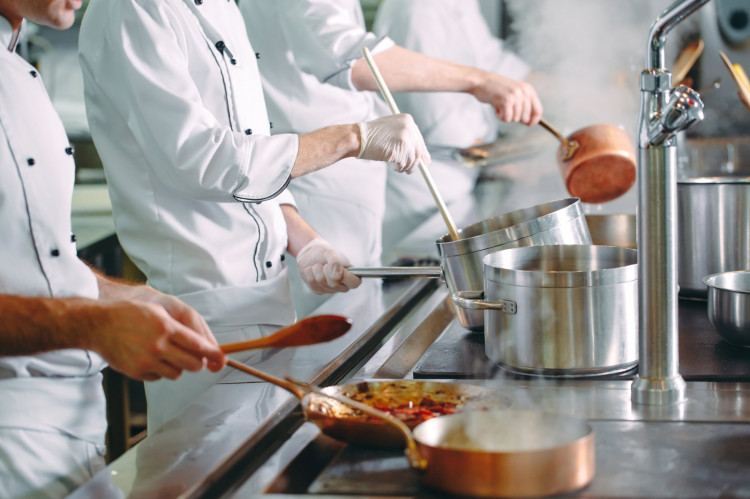 Praca na stanowisku kucharza jest lepiej płatna niż na stanowisku kelnera czy kelnerki. Zarobki zależą od doświadczenia i od rangi restauracji.
