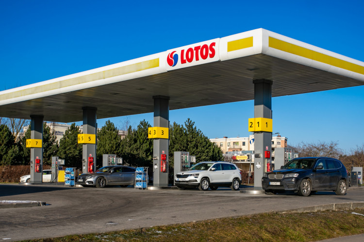 Zgodnie z planem połączenia zostanie sprzedanych 80 proc. sieci stacji Lotos. Kupi je węgierski MOL.
