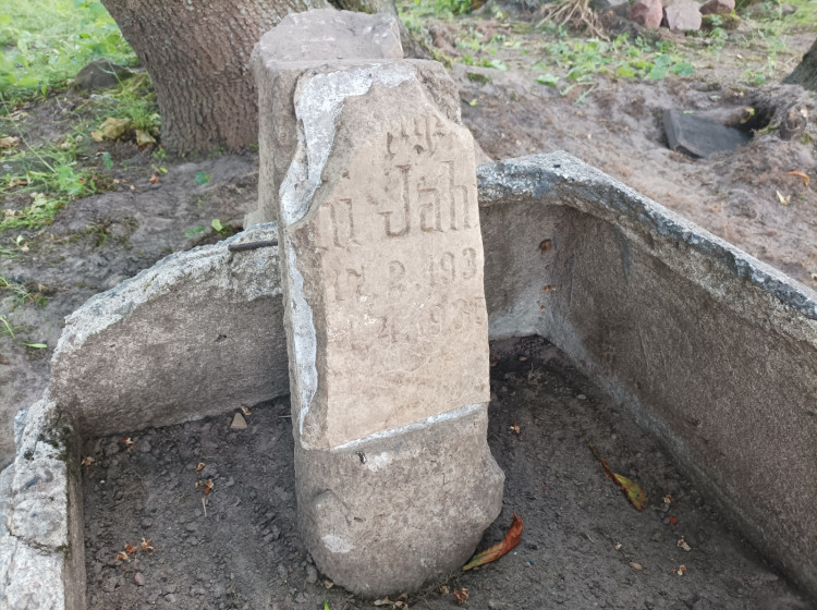 Fragment grobu w kształcie tumby należący do Heinza Jahnke