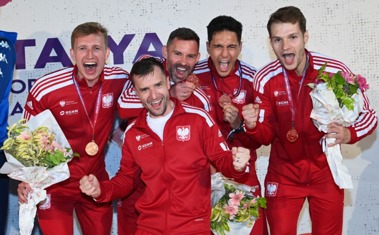 Polscy floreciści wraz z trenerem po zdobyciu brązowego medalu mistrzostw Europy w turnieju drużynowym.