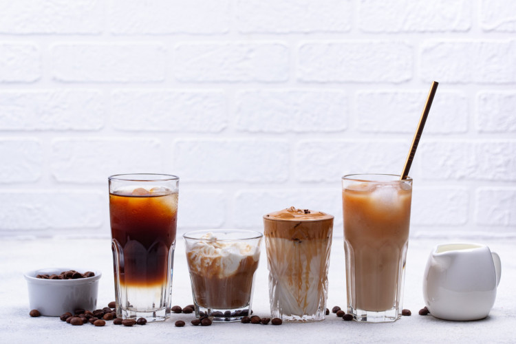 Espresso tonic, iced latte, cold brew, frappuccino - wybór kaw na zimno jest naprawdę duży. Czym się od siebie różnią?